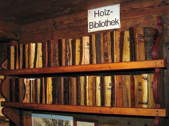 Zu den zehn Kammern gehört auch die 39-bändige Holzbibliothek.