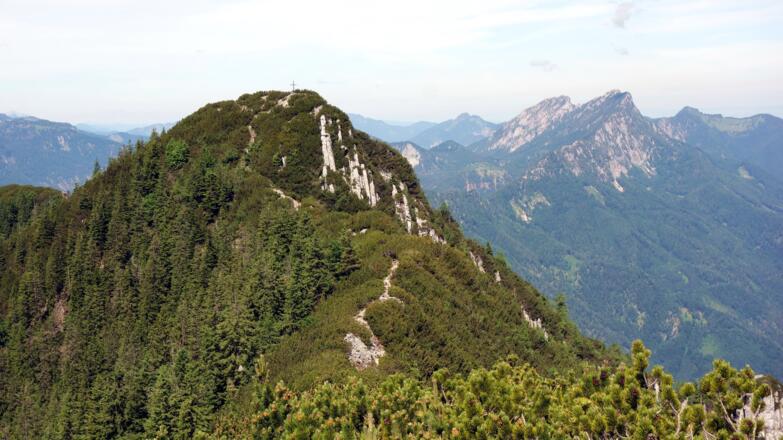 Blick vom Vorgipfel zum Spering mit Krems- und Falkenmauer rechts hinten
