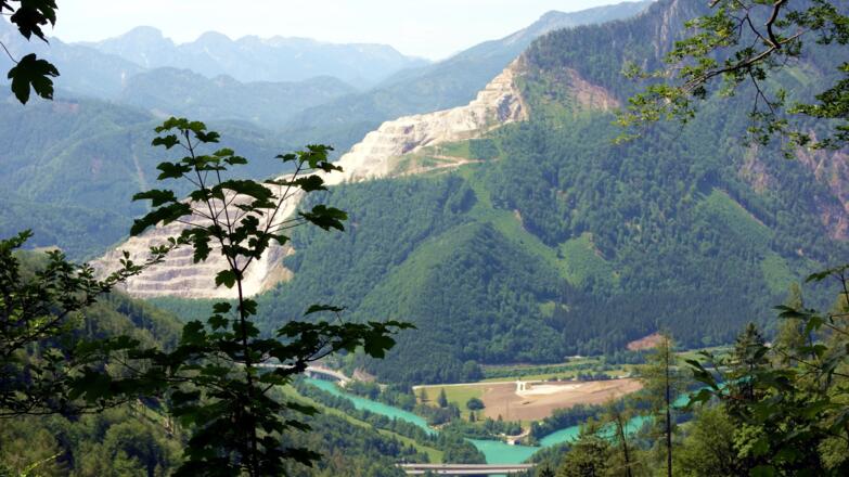 Tiefblick von 1000m zum Stausee und zumSteinbruch Steyrling