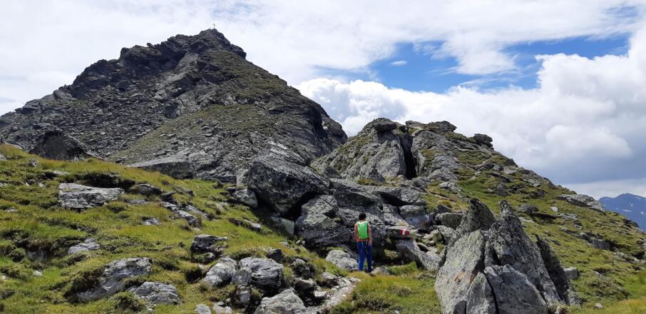 Ein markanter Absatz gliedert den Gipfelanstieg.