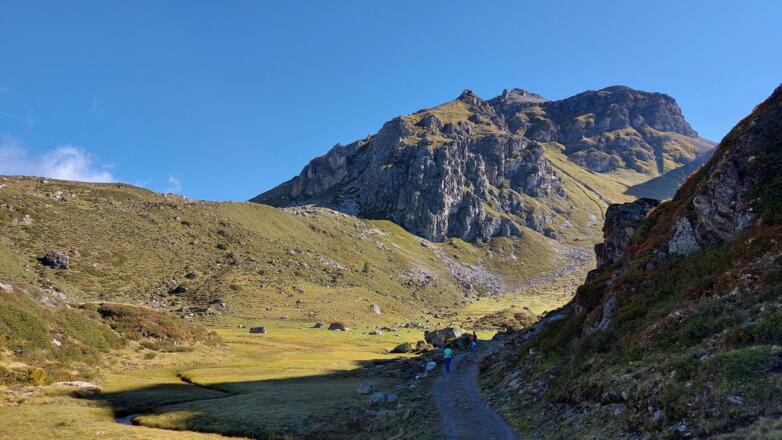 Die letzten Meter auf der Almstraße, die zum Klammjoch weiterführt. Wir biegen rechts ab.