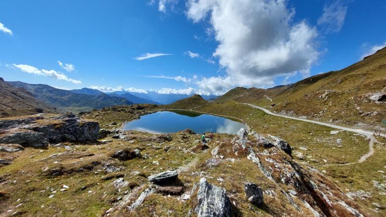 Der Klammsee am Klammjoch (2359 m). Auf der Militärstraße geht es dann weiter Richtung Mölsjoch.