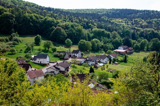 Blick auf den Weiler Wildenstein von der Burgruine aus