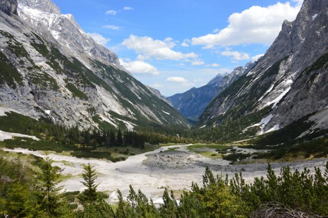 Blick zurück: Der Oberanger im Vordergrund, hinten das malerische Reintal, ganz hinten thront der Schachen