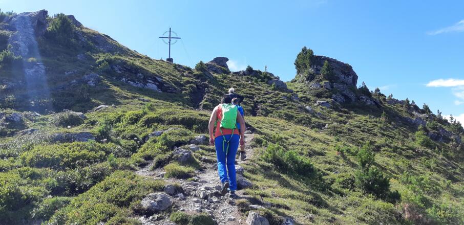 Unscheinbarer Gipfel, mächtiges Kreuz - der Largoz.