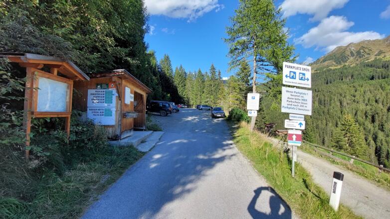 Der kostenpflichtige "Parkplatz Grün" ist unser Ausgangspunkt.