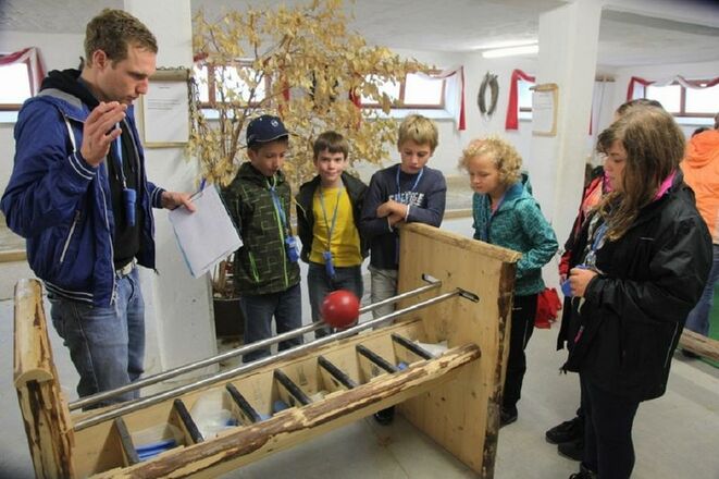 Im früheren Kuhstall warten spannende Geschicklichkeitspiele bei schlechtem Wetter.