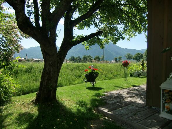geschützter Sitzplatz mit Orts-und Bergblick, Grillplatz 1