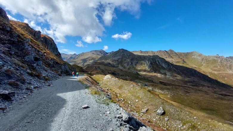 Noch ein kurzes Stück auf der Militärstraße. Vorne ist das Mölsjoch zu sehen, dahinter (im Schatten) die Naviser Sonnenspitze.