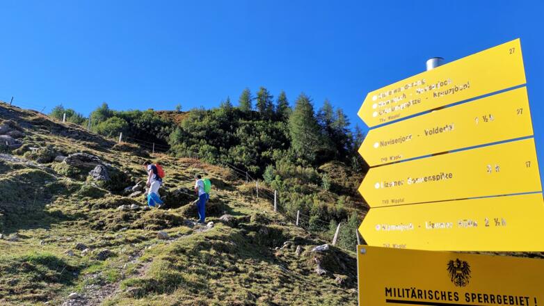 Wegweiser bei der Klammalm. Für uns gültig ist der Weg zur "Lizumer Sonnenspitze", den wir bis zur Tarntalscharte verfolgen.