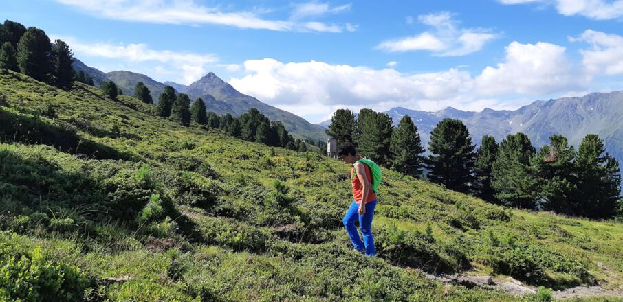 Erstmals wird der Blick zum Haneburger frei. Ganz hinten das Rosenjoch (2796 m).