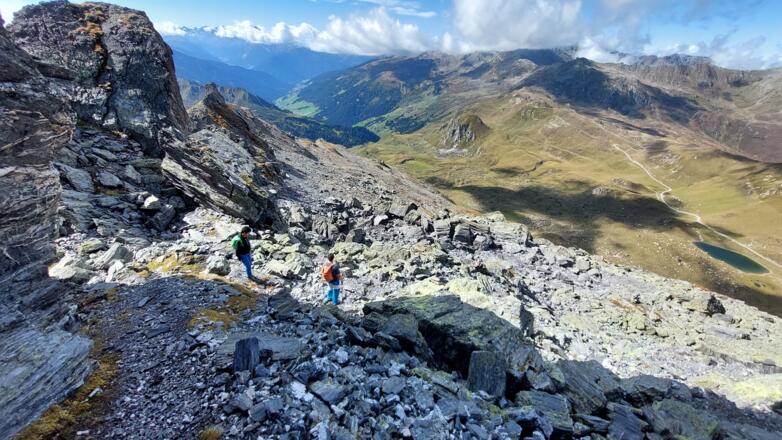 Am Wilke-Steig in der Nordflanke der Tarntaler Köpfe. Unten die Militärstraße Richtung Mölsjoch, auf der wir später unterwegs sein werden.