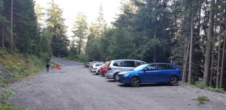 Parkplatz über der Krepperhütte. Der Steig zur Largozalm beginnt etwas versteckt (Pfeil).