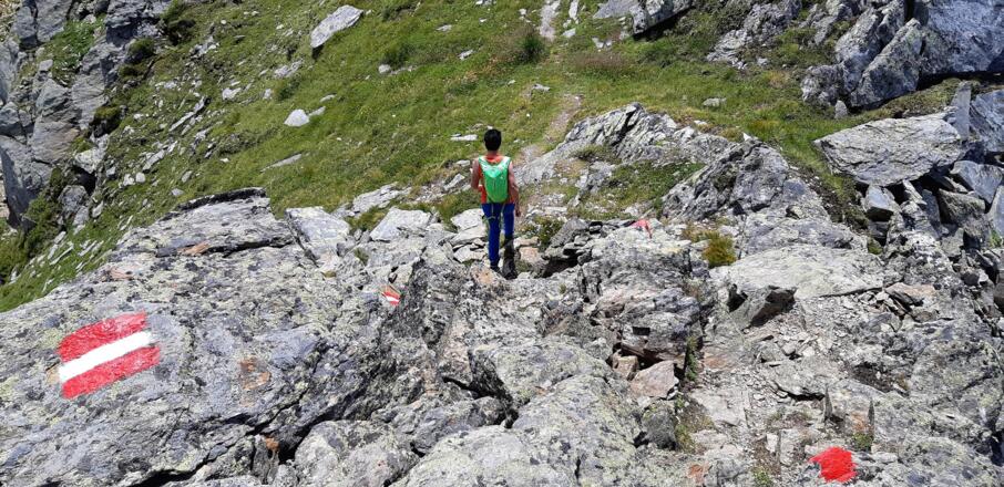 Einige Meter absteigen bzw, abklettern.