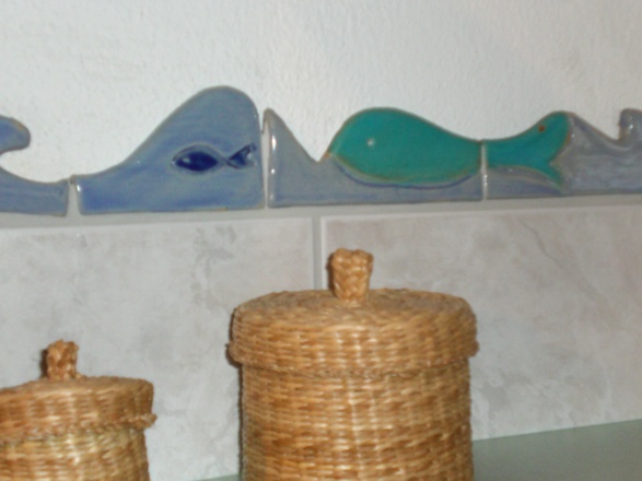 selbstgetöpferte Badfliesen