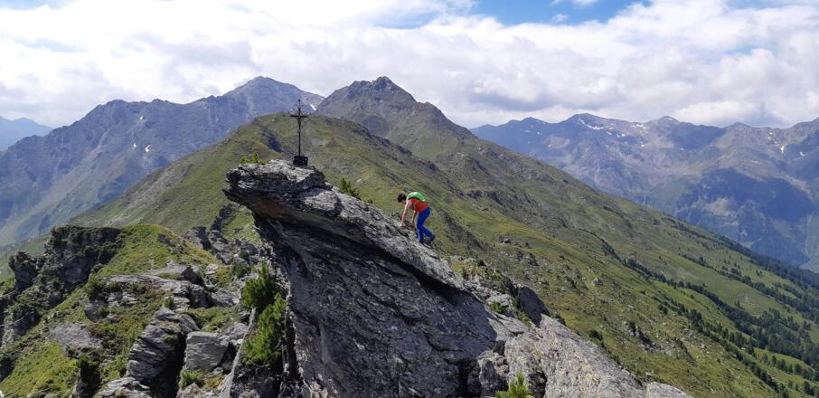 Leichtes Klettergelände zum exponierten Gipfelkreuz. Hinter dem Kreuz unser nächstes Ziel, der Rosskopf, dahinter der Haneburger.