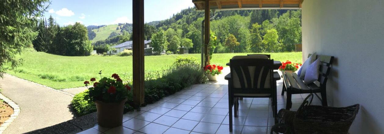 Terrasse mit Ausblick zum Hündle
