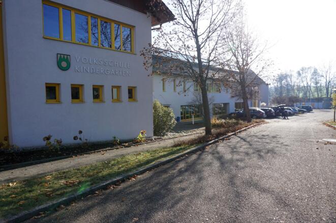 Parkplatz bei der Volksschule Zell am Pettenfirst