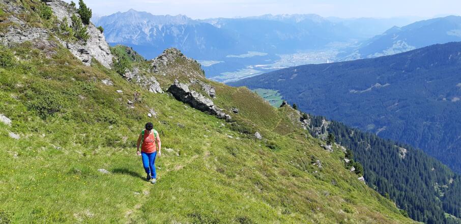 Auf der Ostseite des Kammes unterwegs Richtung Rosskopf. Rechts unten das Wattental, hinten die "Silberstadt" Schwaz im Inntal.