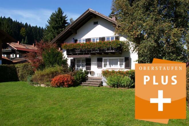 2020_Haus Evi_Außenansicht Sommer_m. Logo