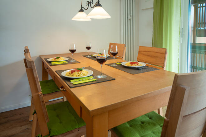 Großer Esstisch für 5 Personen