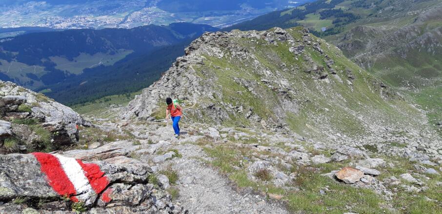 Der letzte Aufschwung, zuerst ein mittelschwerer Bergweg (rot), dann ...