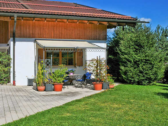 FeWo Wallberg: Terrasse mit Liegewiese