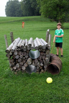 Verschiedene Hindernisse auf dem Platz erschweren die Schläge.