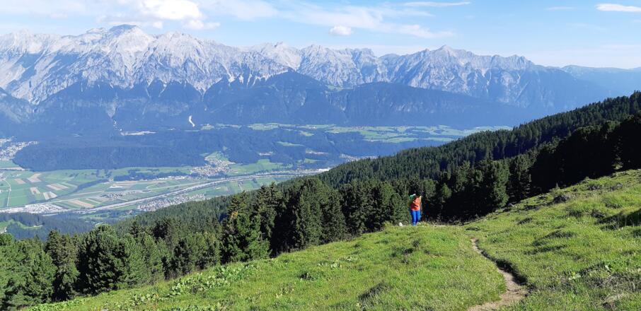 Almwiesen kurz unterhalb der Largozalm. Unten das Inntal, hinten das Karwendelgebirge.