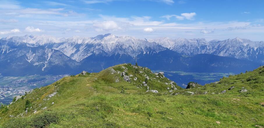 Blick zurück auf den Largoz. Dahinter der mächtige Bettelwurf (2726 m), ganz rechts der Hochnissl (2547 m).