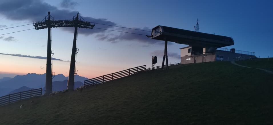 Bergstation der Westgipfelbahn bei Sonnenuntergang im Sommer