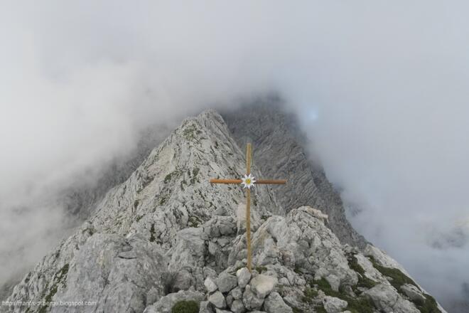 Und wir sind oben. Das Kreuz ist von uns nur fürs Foto aufgestellt worden.