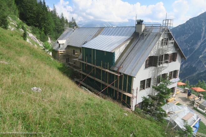 Beim Prielschutzhaus machen wir kurze Rast. Die Fassade wird gerade renoviert