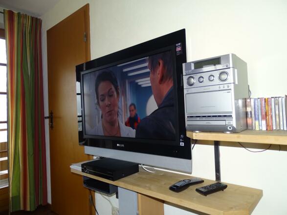 Wohnbereich mit Fernseher und Musikanlage