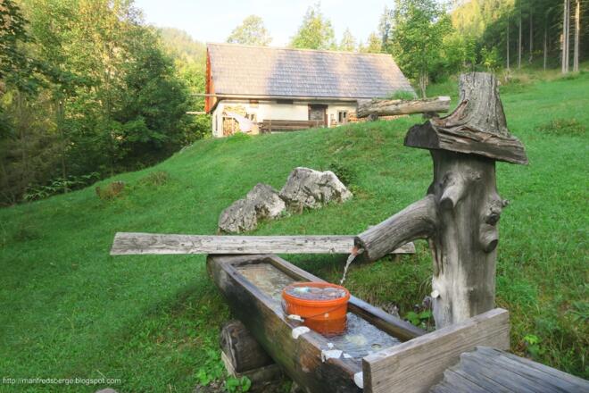 Bei der Stegerrißhütte gibt es einen schönen Brunnen