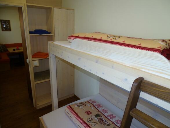 Kinderzimmer mit geräumigem Schrank