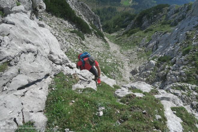 Wir bleiben im kompakten Fels, der sich gut klettern lässt. In der Rinne selbst ist es bröselig, dort wäre es zwar weniger steil, dafür rutschiger
