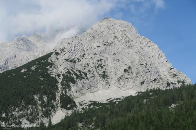 Der Kressenberg rückt ins Blickfeld. Links sieht man eine deutliche Rinne, die raufzieht. Die sind wir rauf