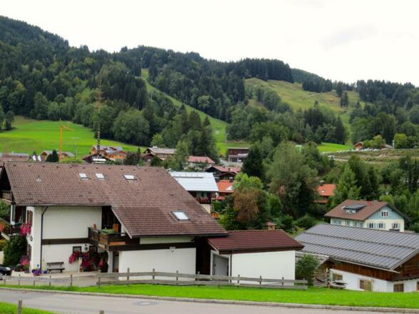 Blick auf Ofterschwang und Weltcup-Express