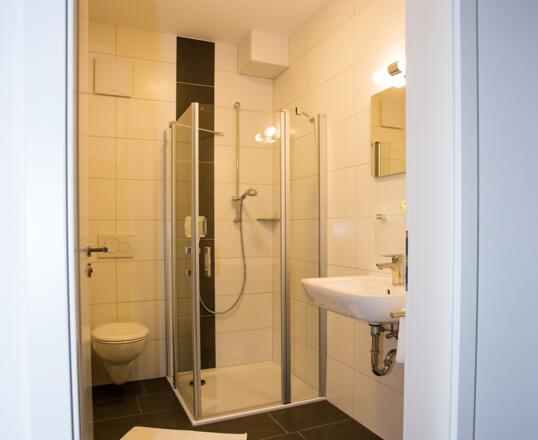 Zimmeransicht / Bad Doppelzimmer Standard