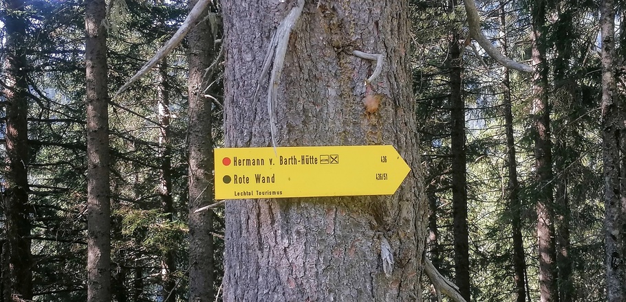 Wir folgen dem Wegweiser Rote Wand