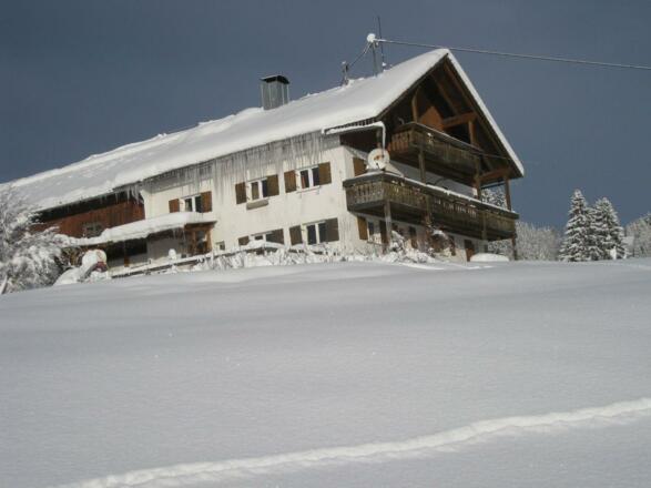 Pure Winteridylle auf dem Bauernhof