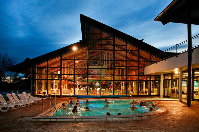 Außenpool am Abend.