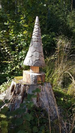 Ein ....steht im Walde, ganz still und stumm.