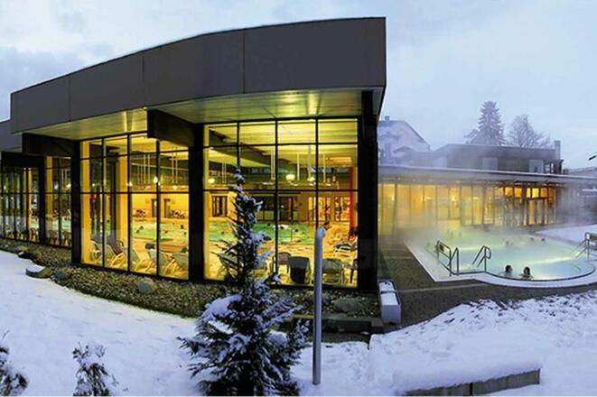 Außenansicht des Hallenbades Innsola in Kiefersfelden