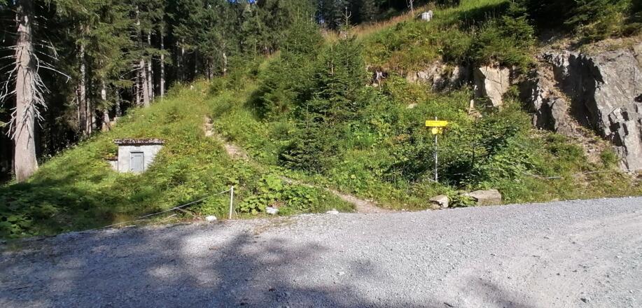 Hier links weg von der Straße
