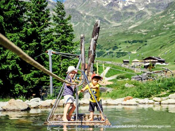 Kids auf dem Wasser im Erlebnispark
