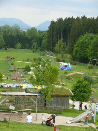 Spielplatz mit Rutsche und Sandkasten.