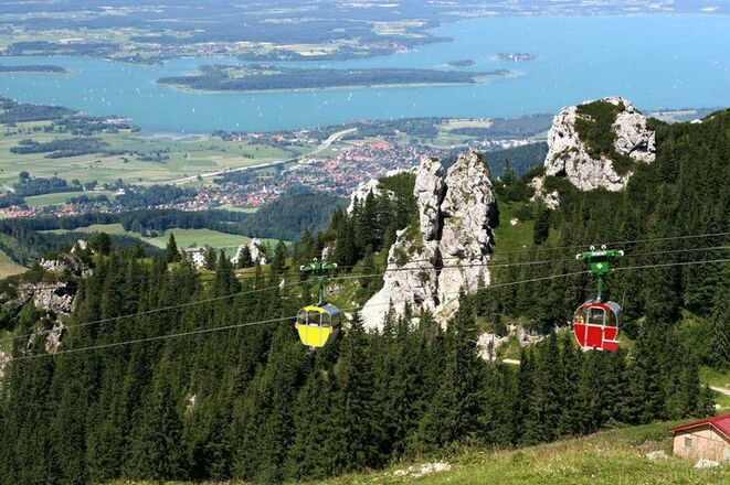Kampenwandbahn mit Ausblick auf den Chiemsee.