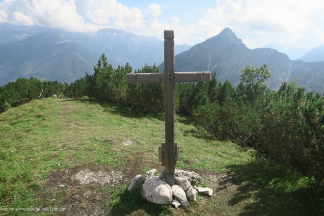 Wir finden gut durch die Latschengassen, die dann auch mit roten Punkten markiert sind und später kommt man auch auf den Zustiegsweg zum Bert-Rinesch-Klettersteig. Den Bloßkogel besuchen wir auch noch im Vorbeigehen